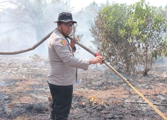 Kapolres Kampar Turun Langsung Padamkan Karhutla di Kualu Nenas